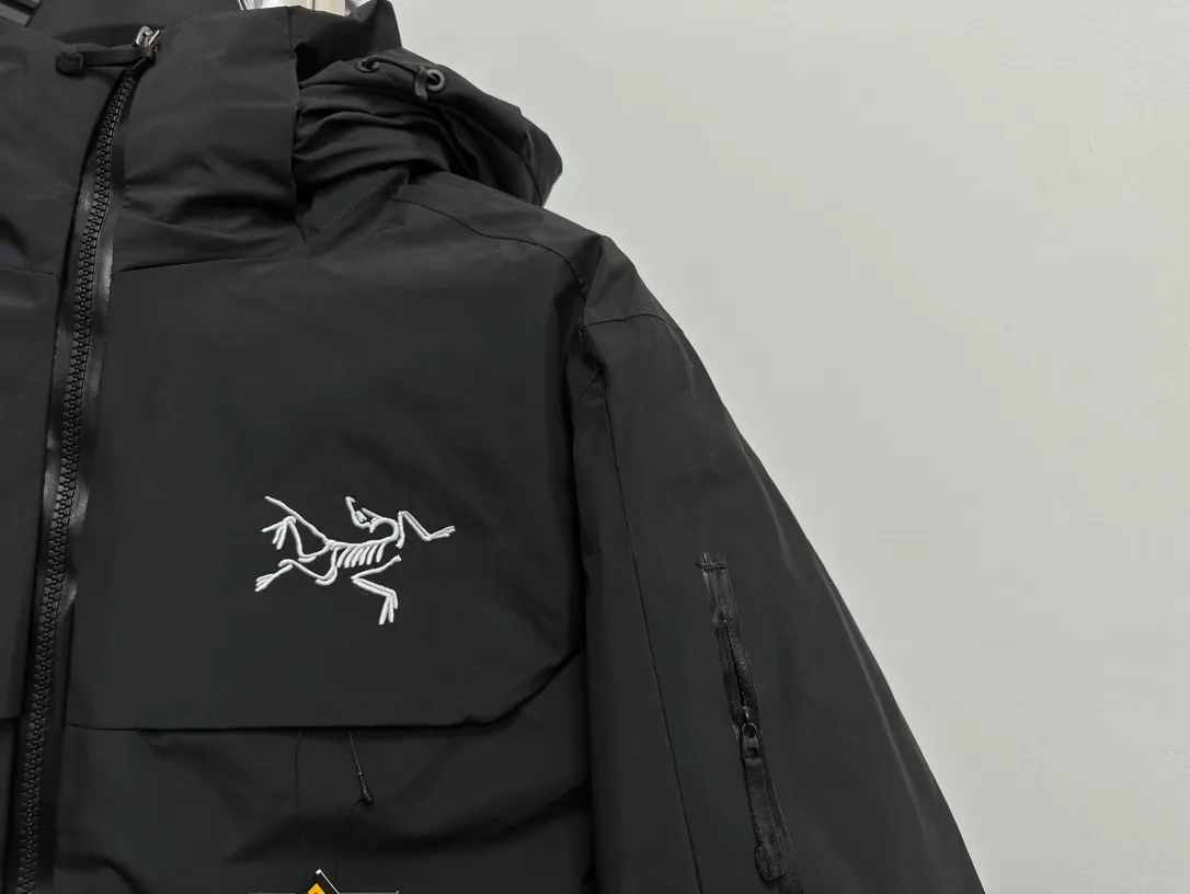 【ARCTERYX】Macai Jacket ‘’ ‘’ MACAI JACKET 。 Macai ， ， ， 。 ， ， Breathable GORE-TEX 、 、 。 Drop Hood M ， Powder Guard 。 100% ( EPTFE ) ， Ykk Premium LOGO Same Style Sizes：S-XXL